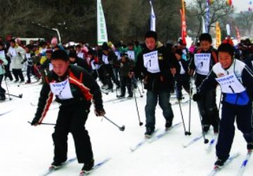 Students get cross country ski training in Vasa Education Project